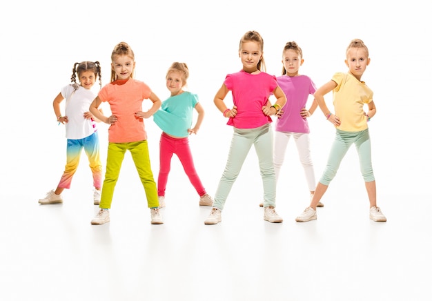 Los niños bailan en la escuela, bailarines de ballet, hiphop, street, funky y modernos