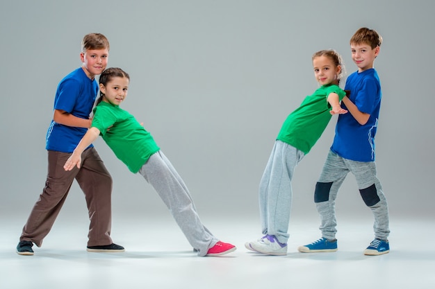 Los niños bailan en la escuela, ballet, hiphop, street, funky y bailarines modernos.