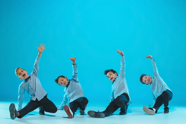 Los niños bailan en la escuela, ballet, hiphop, street, funky y bailarines modernos.