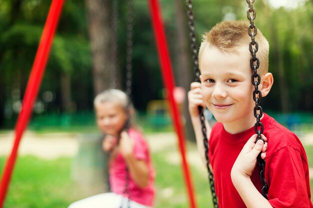 Niños balanceándose juntos