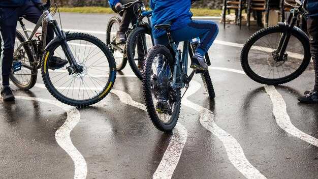 Niños en bicicleta montando en la ciudad.