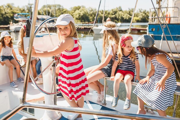 Los niños a bordo del yate de mar