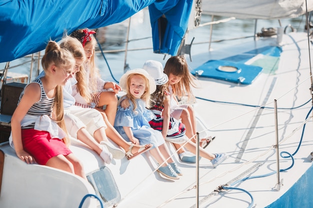 Foto gratuita los niños a bordo del yate de mar