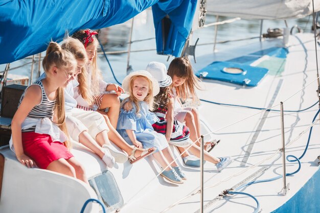 Los niños a bordo del yate de mar