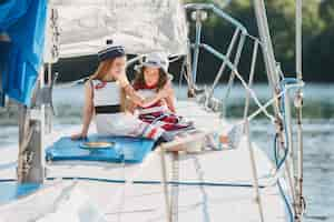 Foto gratuita los niños a bordo del yate de mar