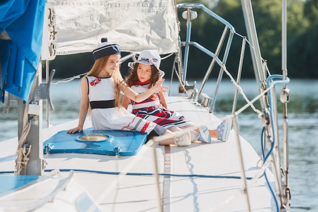 Los niños a bordo del yate de mar