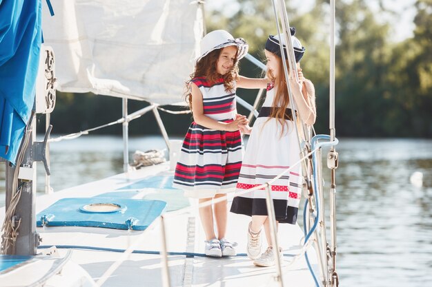 Los niños a bordo del yate de mar.