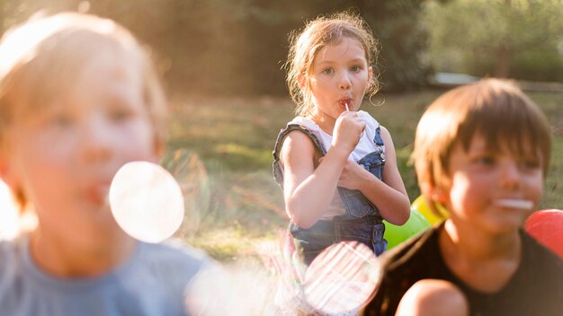 Niños borrosos de primer plano con piruletas