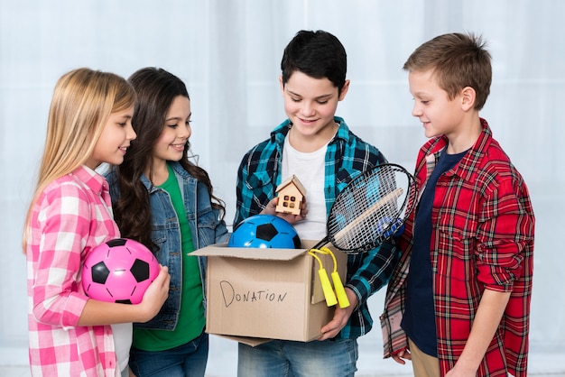 Niños con caja de donación