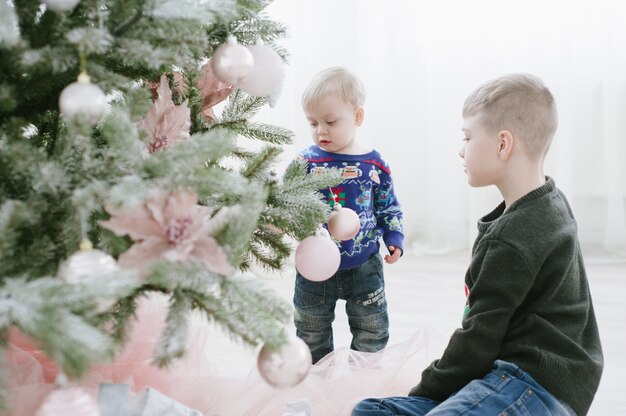 niños con caja de regalo