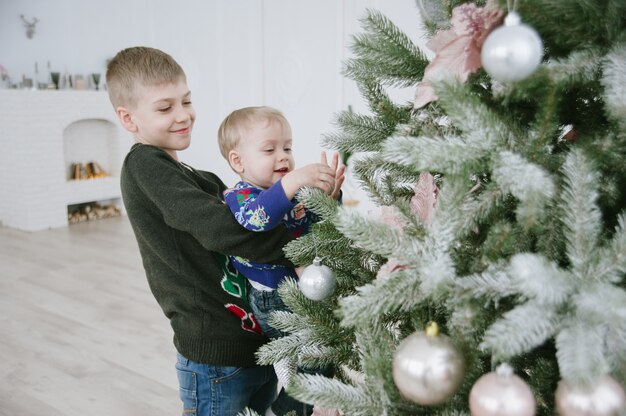 niños con caja de regalo