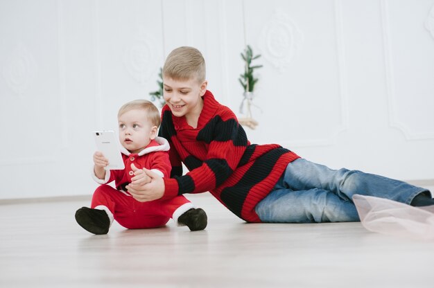 niños con caja de regalo