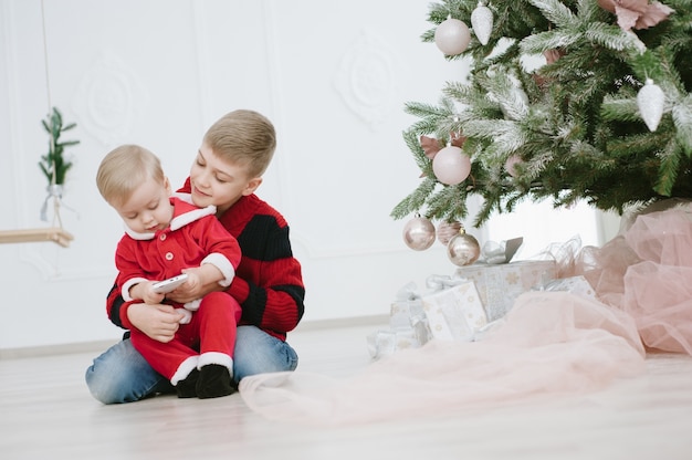 niños con caja de regalo