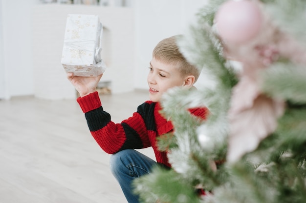 niños con caja de regalo