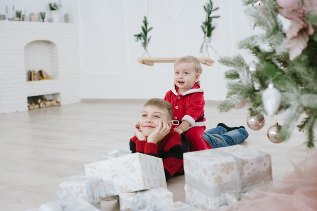 niños con caja de regalo