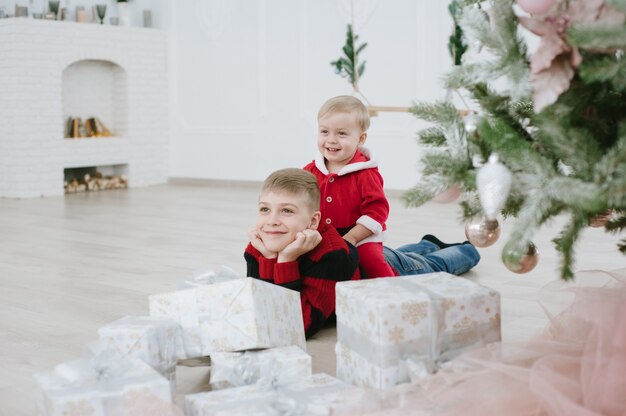 niños con caja de regalo