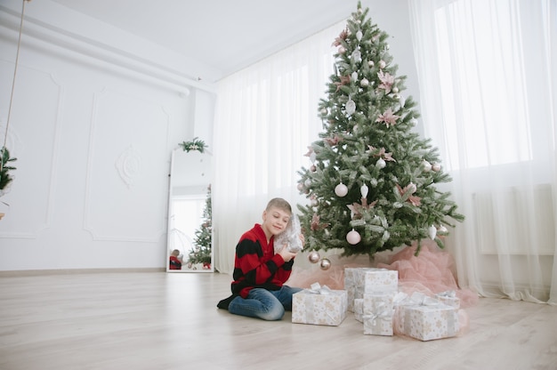 niños con caja de regalo