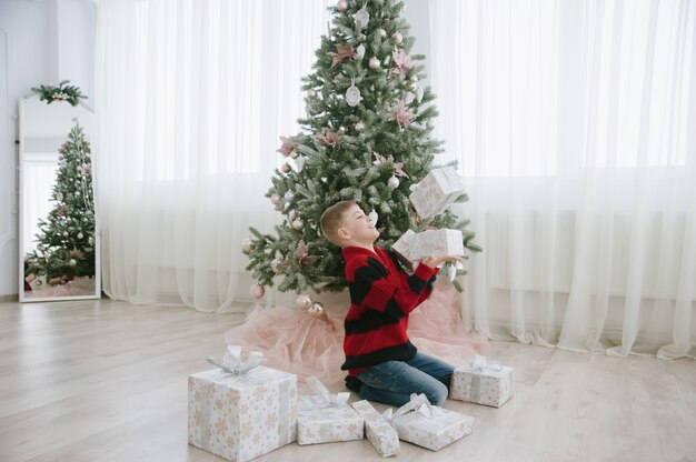 niños con caja de regalo