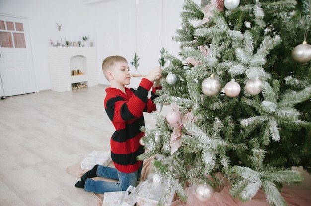 niños con caja de regalo