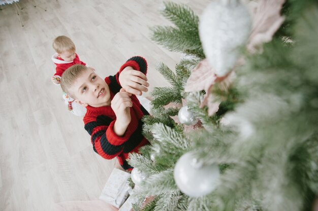 niños con caja de regalo