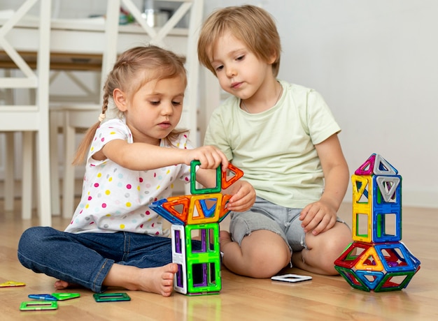 Niños en casa jugando con juguetes