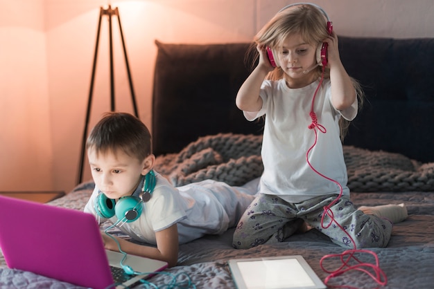 Foto gratuita niños en casa con portátil