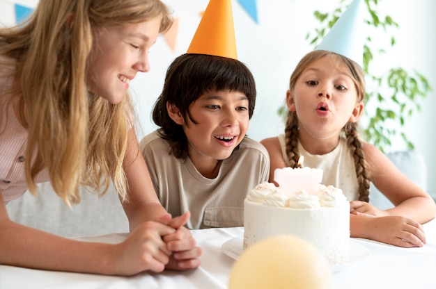 Niños celebrando de cerca