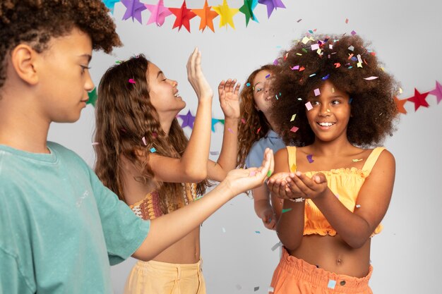 Niños celebrando con confeti de cerca