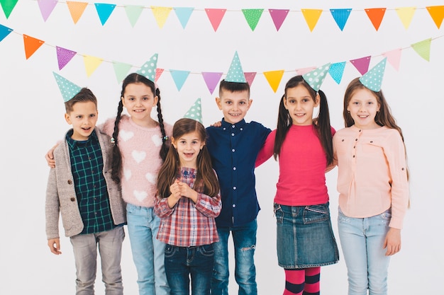 Foto gratuita niños celebrando un cumpleaños