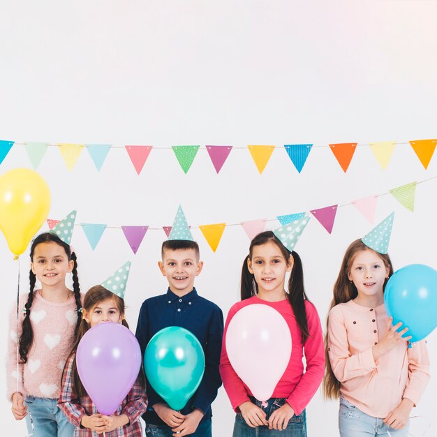 Niños celebrando un cumpleaños