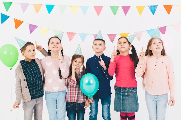 Niños celebrando un cumpleaños