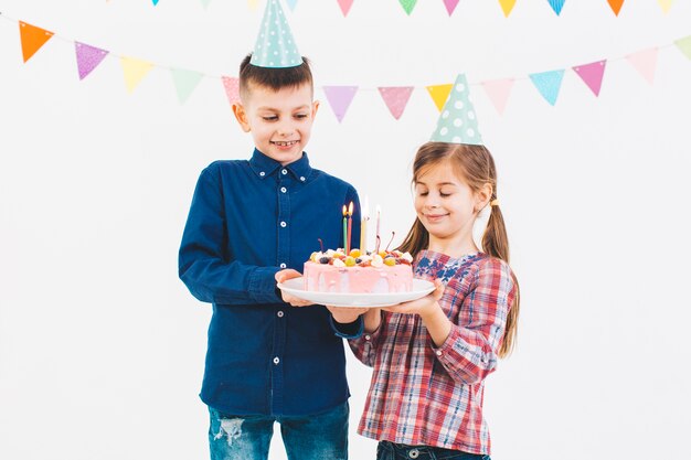 Niños celebrando un cumpleaños