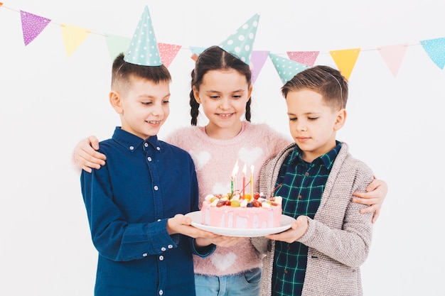 Niños celebrando un cumpleaños