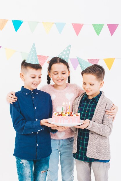 Niños celebrando un cumpleaños