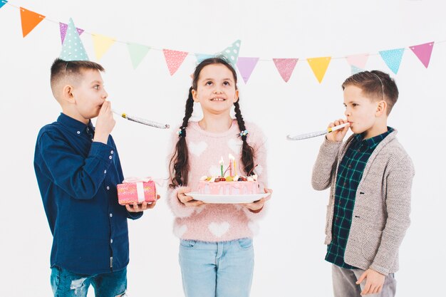 Niños celebrando un cumpleaños