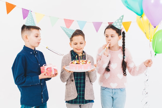 Foto gratuita niños celebrando un cumpleaños