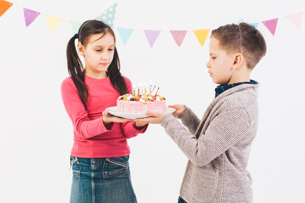 Foto gratuita niños celebrando un cumpleaños