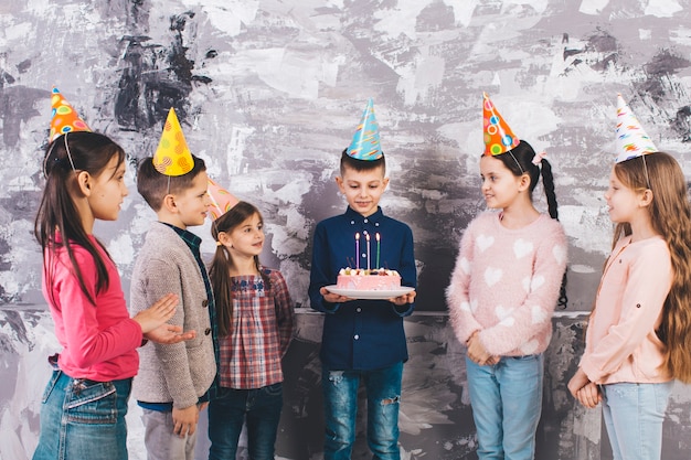 Foto gratuita niños celebrando un cumpleaños