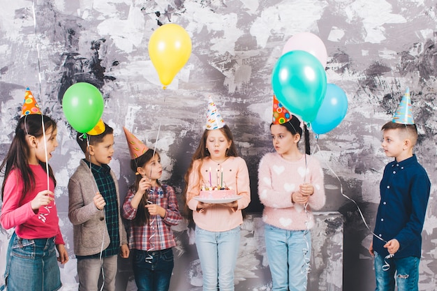 Niños celebrando un cumpleaños