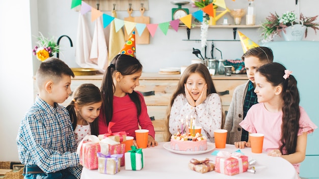 Niños celebrando un cumpleaños