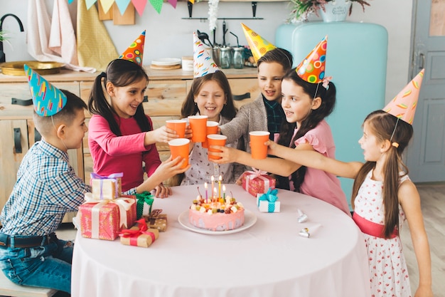 Niños celebrando un cumpleaños