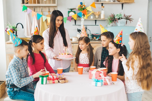 Niños celebrando un cumpleaños