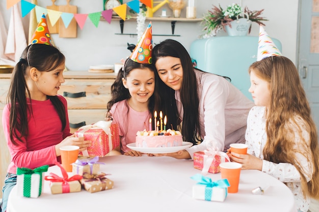 Niños celebrando un cumpleaños