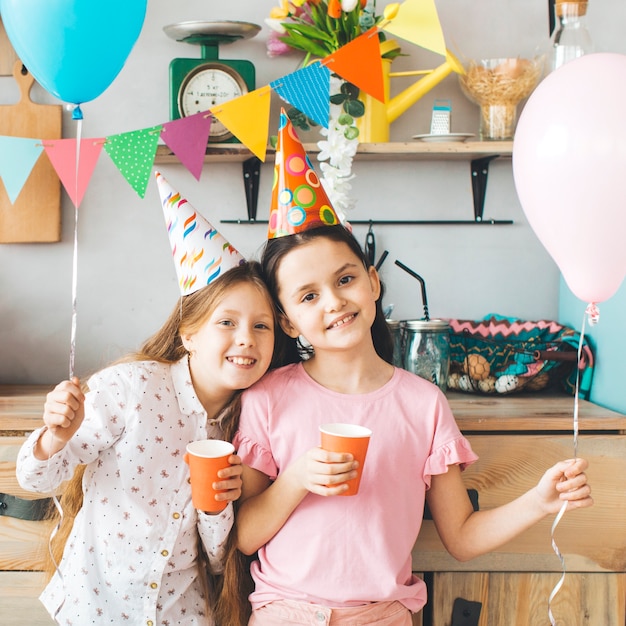 Foto gratuita niños celebrando un cumpleaños