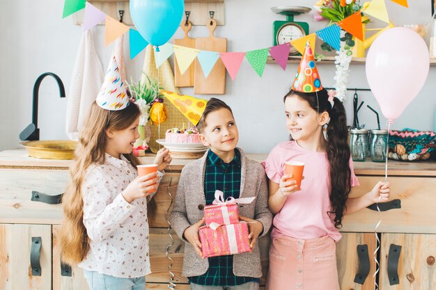 Niños celebrando un cumpleaños