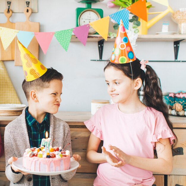 Niños celebrando un cumpleaños