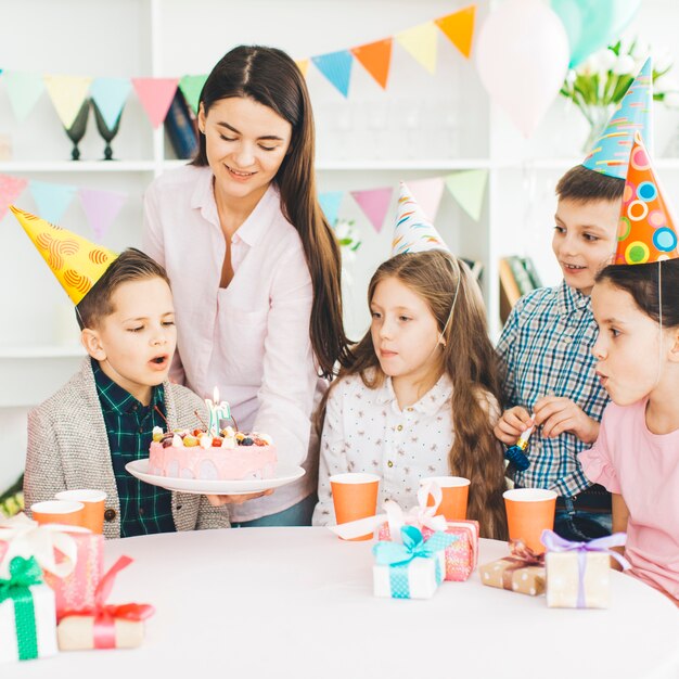 Niños celebrando un cumpleaños