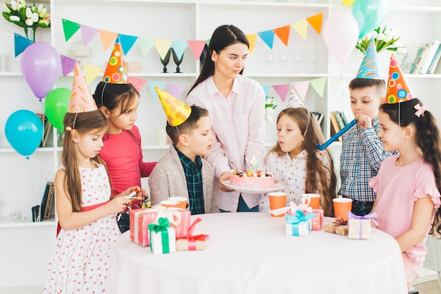 Niños celebrando un cumpleaños