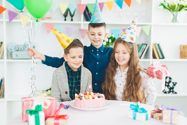 Foto gratuita niños celebrando un cumpleaños