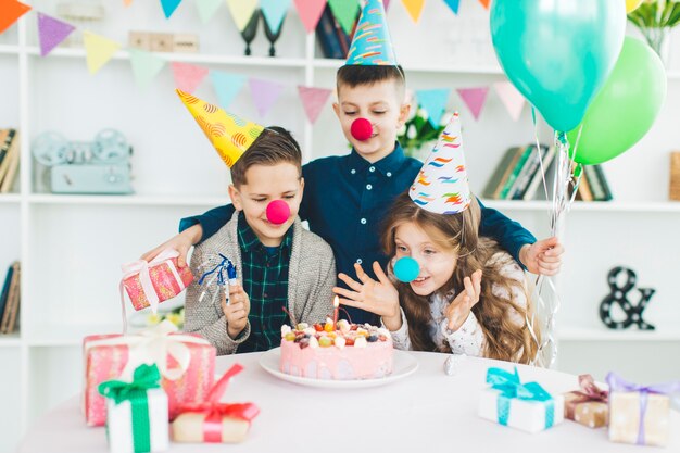 Niños celebrando un cumpleaños